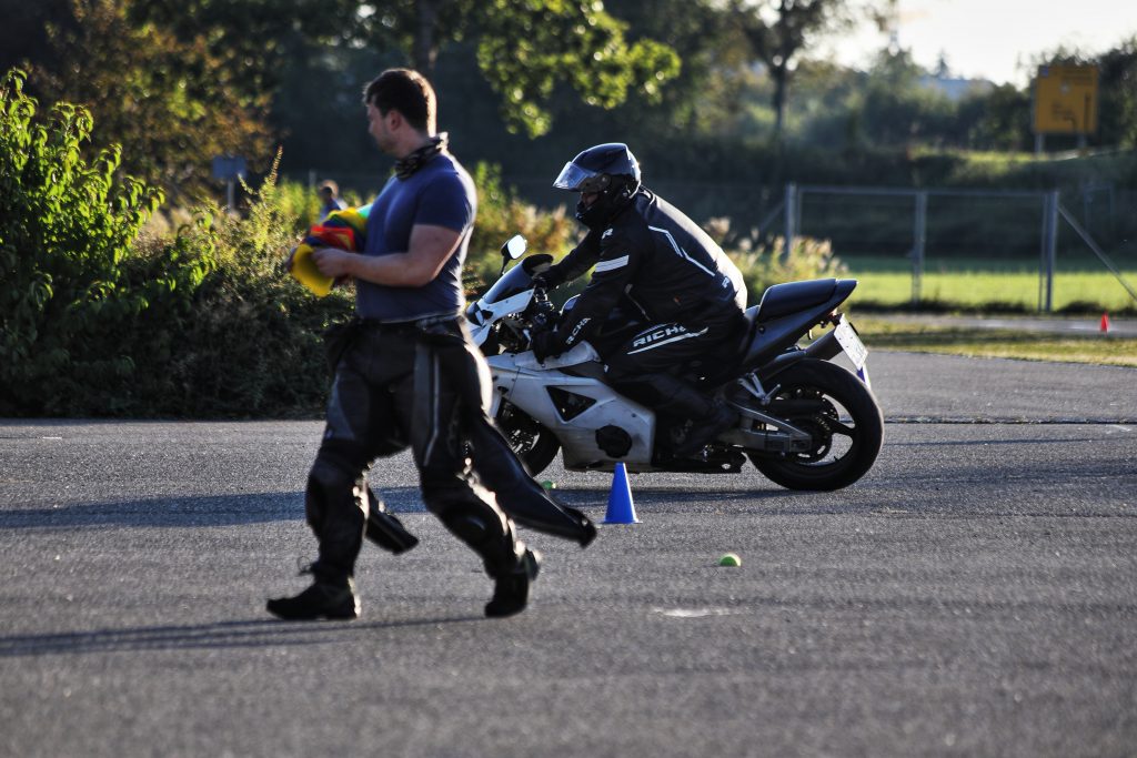 Matze begleitet einen Fahrer beim Motorrad-Training am Parcours