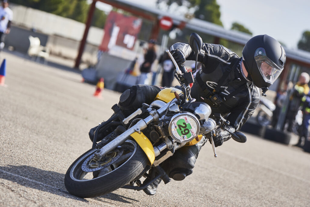 Mathias auf dem Motorrad – Moto Gymkhana