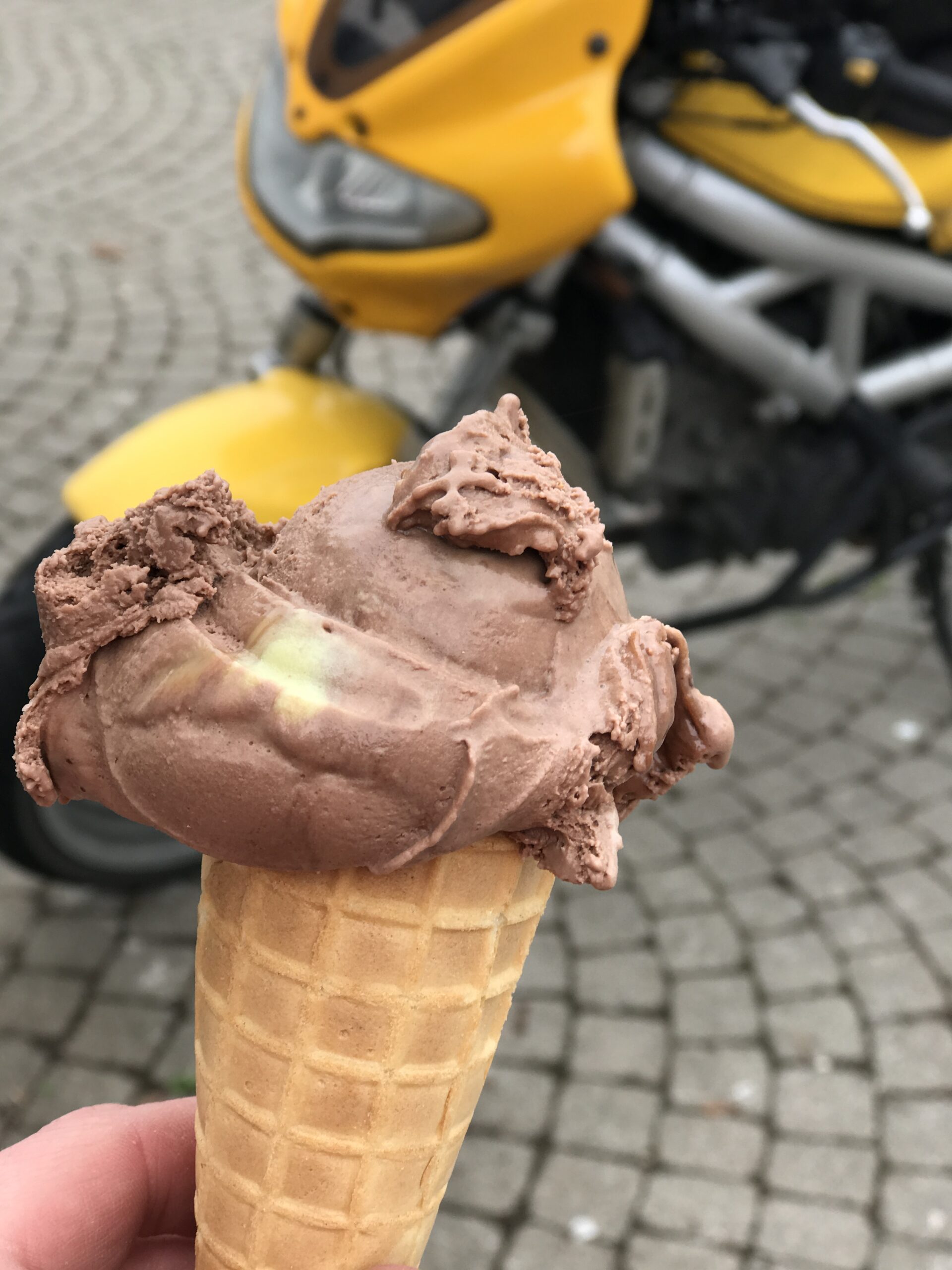 Eis Essen mit Motorrad